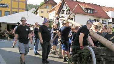 Die Burschen stellen den Baum auf.  Fotos: Heidi Amon