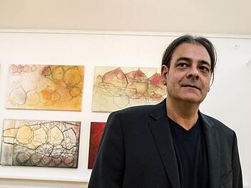 Tafelbilder und Bogenskulpturen von Gerd Kanz sind im Pavillon des Coburger Kunstvereins zu sehen. Eröffnet wird die Ausstellung am Samstag. Foto: Jochen Berger