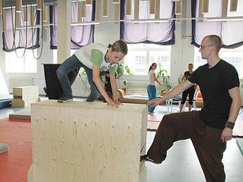 Nils Hahn hat den Bogen raus: "Ich mache jetzt mal einen Hechter", sagt er - und schon springt er locker und leicht über ein Hindernis. Fotos: Sonny Adam