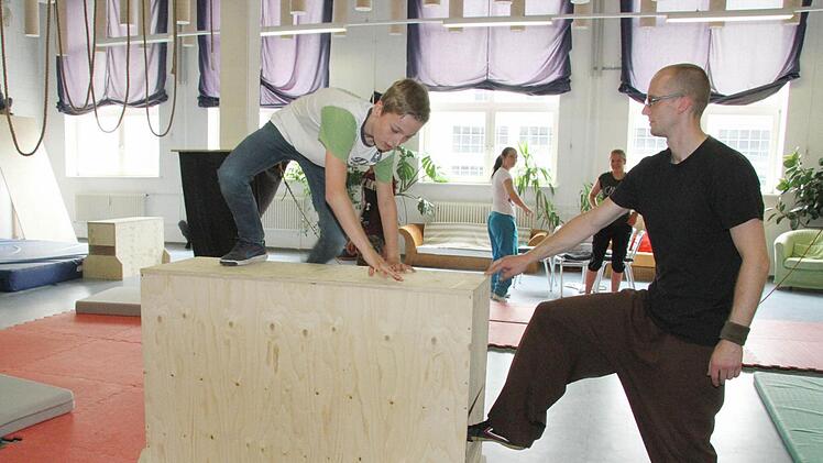 Nils Hahn hat den Bogen raus: "Ich mache jetzt mal einen Hechter", sagt er - und schon springt er locker und leicht über ein Hindernis. Fotos: Sonny Adam