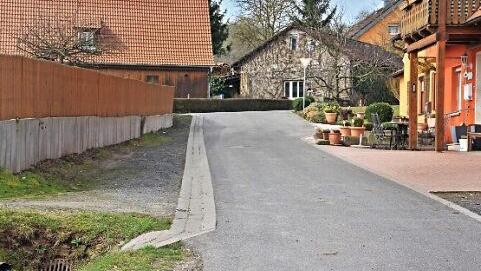 Bemängelt wurde bei der Bürgerversammlung in Gereuth der Zustand des Randstreifens (links) nördlich des Friedhofes.  Fotos: Helmut Will