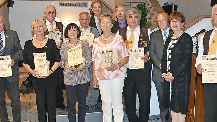 Sie halten bereits fünf Jahrzehnte ihrer Sängervereinigung die Treue.