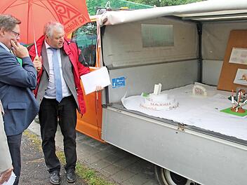 Baudirektor Manfred Rott, Staatssekretär Gerhard Eck und Bürgermeister Hennemann begutachten die Modelle für die Innengestaltung des Schulkreisels, die eine Jury in die Vorauswahl genommen hatte. Foto: Raslf Kestel