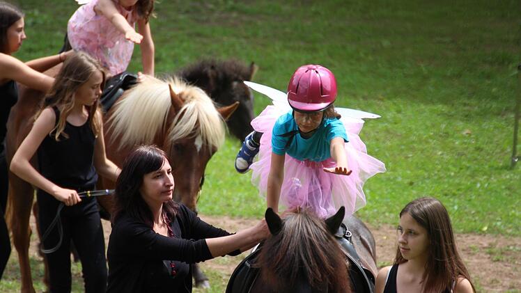 Farbenprächtige Kostüme: Zu den intensiven Proben waren Kinder und Eltern teilweise schon um 7 Uhr morgens vor Ort.  Foto: Sebastian Schmitt