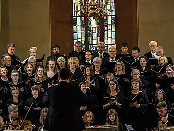 Die Kantorei St. Georg unter Leitung von Markus Heunisch gestaltete in Neustadt ein Kantatenkonzert zum Reformationsjubiläum.Foto: Jochen Berger