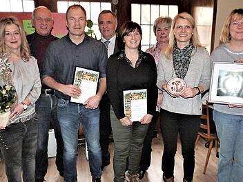 Verleihung der Tonmodel des Landkreises: (von links) Nina Valentin, Bürgermeister Hermann Anselstetter, Matthias Valentin, Kreisvorsitzender Günter Reif, Sabine Pausch, Vorsitzende Susanne Schlegel, Susanne Hofmann und Stefanie Schmidt Fotos: Werner Reißaus