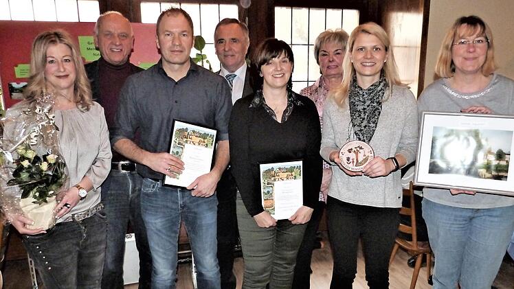 Verleihung der Tonmodel des Landkreises: (von links) Nina Valentin, Bürgermeister Hermann Anselstetter, Matthias Valentin, Kreisvorsitzender Günter Reif, Sabine Pausch, Vorsitzende Susanne Schlegel, Susanne Hofmann und Stefanie Schmidt Fotos: Werner Reißaus