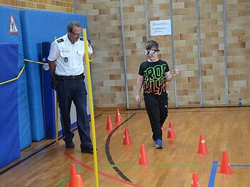 Die "Smombie"-Brille verdeutlicht, dass man mit dem Blick aufs Smartphone praktisch wie blind am Straßenverkehr teilnimmt.K.- H. Hofmann