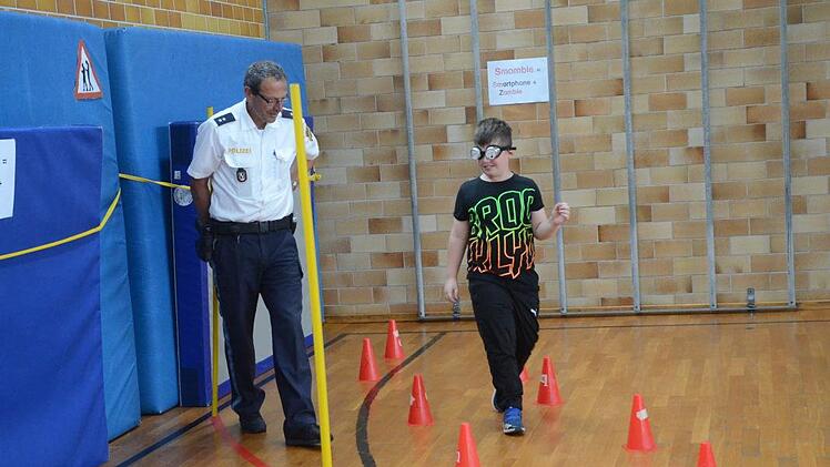 Die "Smombie"-Brille verdeutlicht, dass man mit dem Blick aufs Smartphone praktisch wie blind am Straßenverkehr teilnimmt.K.- H. Hofmann