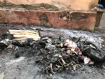 Die Reste der Mülltonnen, in denen Feuer im Innenhof des Bamberger Rathauses am Maxplatz Dienstagnacht ausgebrochen war.Foto: Stadt Bamberg
