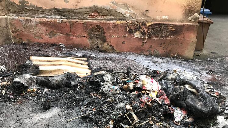Die Reste der Mülltonnen, in denen Feuer im Innenhof des Bamberger Rathauses am Maxplatz Dienstagnacht ausgebrochen war.Foto: Stadt Bamberg