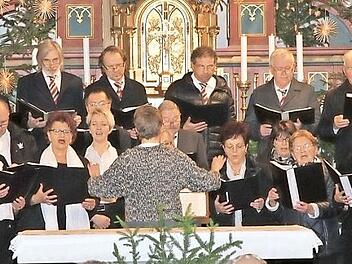 Der Kirchenchor Hallerndorf unter der Leitung von Miriam Sümmerer beim Auftritt im Benefizkonzert "Weihnachten für alle"  Foto: Mathias Erlwein