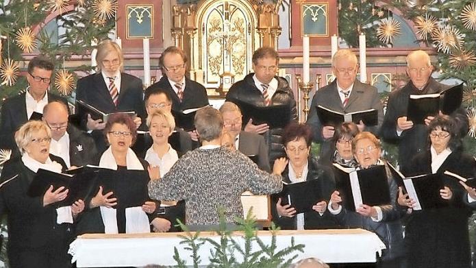 Der Kirchenchor Hallerndorf unter der Leitung von Miriam Sümmerer beim Auftritt im Benefizkonzert "Weihnachten für alle"  Foto: Mathias Erlwein