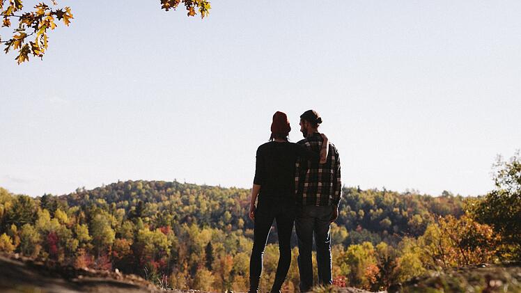Frau geht mit Mann Gassi