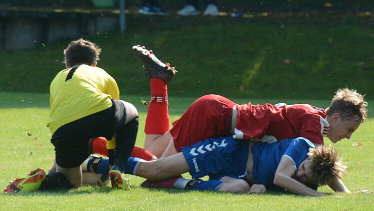 Wenn zwei sich streiten, freut sich der Dritte: Ganz unter diesem Motto schnappt sich Bad Kissingens U19-Keeper Tedi Kokalari die Kugel, während Julius Rödl und Felix Huf von der SG Fuchsstadt noch einen auf Bodenpersonal machen. Foto: ssp