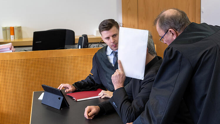 Ermordung von Tochter geplant: Vater und Bruder vor Gericht