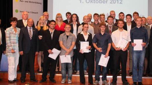 Diese Absolventen haben jeweils das beste Ergebnis ihres Ausbildungsberufes erzielt und bekamen dafür ein kleines Präsent.