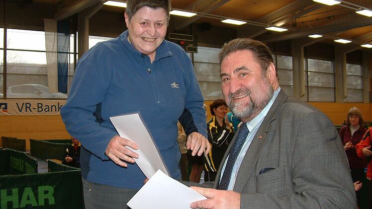 Elisabeth Brückner von der TS Kronach gewann zwei Bronzemedaillen, die ihr BTTV-Präsident Claus Wagner überreichte.