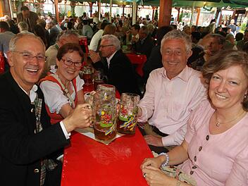 Eine Nürnberger Runde: Erlangens OB Siegfried Balleis (geb. in Nürnberg), das Ehepaar Förther (Bürgermeister Nürnberg) und Ruth Beugel (aus Nürnberg). Foto: Michael Busch