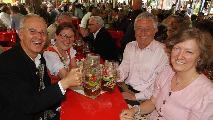 Eine Nürnberger Runde: Erlangens OB Siegfried Balleis (geb. in Nürnberg), das Ehepaar Förther (Bürgermeister Nürnberg) und Ruth Beugel (aus Nürnberg). Foto: Michael Busch