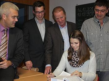 Josephine Hofmann war begeistert von ihrem Aufenthalt in den USA. Mit im Bild (von links): Bürgermeister Timo Ehrhardt, Fritz Hempfling von Heinz-Glas, Michael Wilde vom Schulträger Sabel und Frank Kücholl, Schulleiter. Foto: Veronika Schadeck