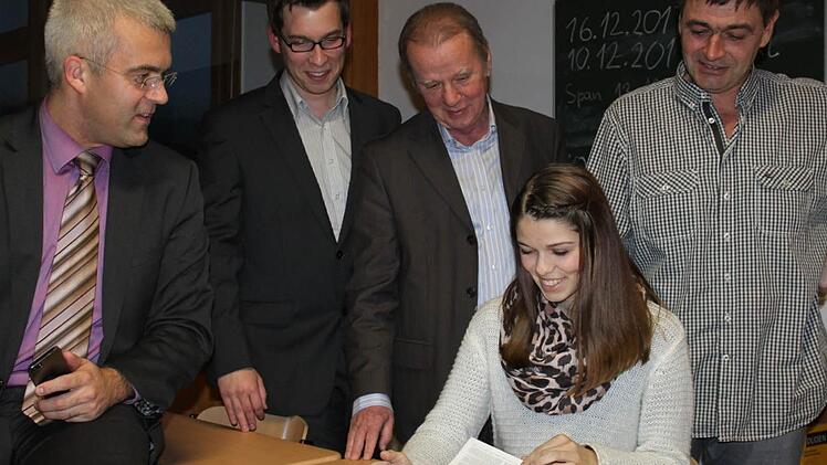 Josephine Hofmann war begeistert von ihrem Aufenthalt in den USA. Mit im Bild (von links): Bürgermeister Timo Ehrhardt, Fritz Hempfling von Heinz-Glas, Michael Wilde vom Schulträger Sabel und Frank Kücholl, Schulleiter. Foto: Veronika Schadeck