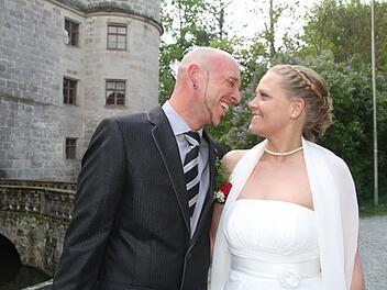 Angela Fischer und Stefan König haben sich im Wasserschloss Mitwitz trauen lassen.  Foto: Sonja Adam
