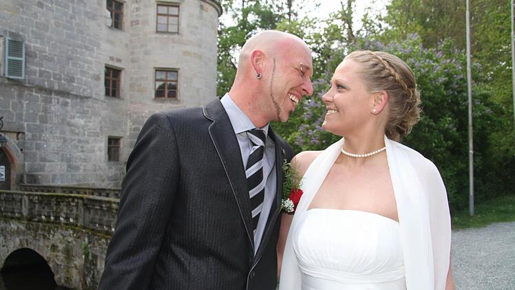 Angela Fischer und Stefan König haben sich im Wasserschloss Mitwitz trauen lassen.  Foto: Sonja Adam