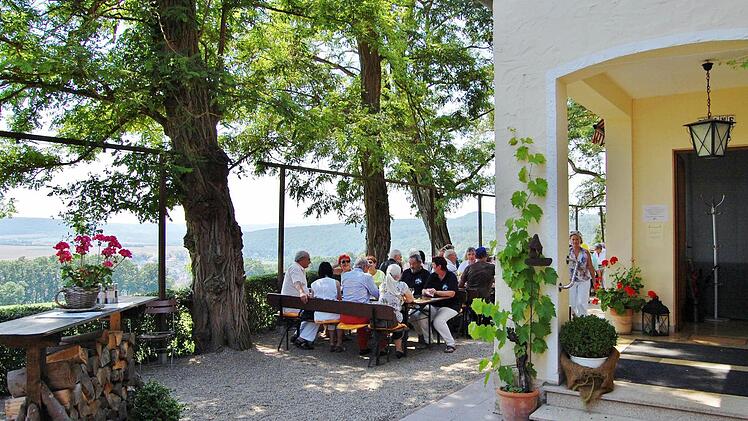 Lieblingsplatz vieler Gäste ist die Gartenterrasse mit herrlichem Ausblick ins Tal. Foto: Sigismund von Dobschütz