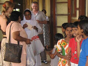 Monica Dippold (Zweite von links) und ihre Stellvertreterin Sascha Seuß (links) besuchen das Mädchenheim Nochiagama in Sri Lanka und vergewissern sich, dass die Spenden der Sri Lanka Direkthilfe, die die Rugendorferin vor zehn Jahren gegründet hat, auch ankommen.  Fotos: privat