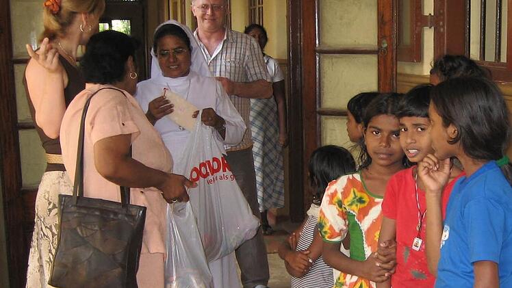 Monica Dippold (Zweite von links) und ihre Stellvertreterin Sascha Seuß (links) besuchen das Mädchenheim Nochiagama in Sri Lanka und vergewissern sich, dass die Spenden der Sri Lanka Direkthilfe, die die Rugendorferin vor zehn Jahren gegründet hat, auch ankommen.  Fotos: privat