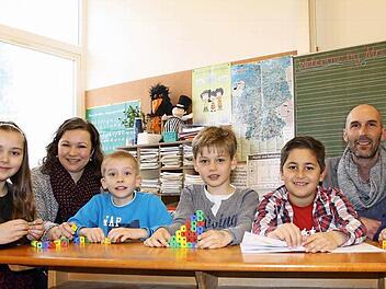 Lehrerin Julia Lenhart (2. von links) und Schulleiter Karl-Heinz Deublein (2. von rechts) mit den Schülern (von links) Sandra, Nils, Jascha, Andreas und Fiona. Foto: Ralf Ruppert