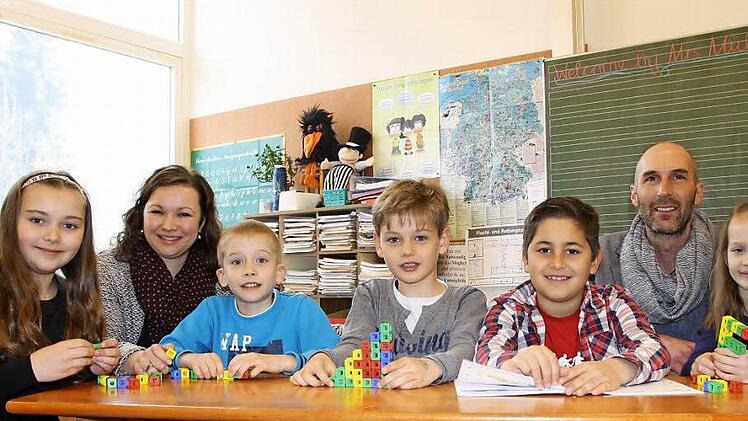 Lehrerin Julia Lenhart (2. von links) und Schulleiter Karl-Heinz Deublein (2. von rechts) mit den Schülern (von links) Sandra, Nils, Jascha, Andreas und Fiona. Foto: Ralf Ruppert