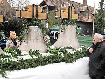 Die Gläubigen des Kirchspiels Seidmannsdorf freuen sich über die neuen Bronzeglocken für ihre "Pfarrkirche zu unserer lieben Frau". Stefan Heinrichs, Oberbürgermeister Norbert Tessmer, Reiner Dressel und Günter Lehmann (von rechts) begutachteten die Festtags-, Gebets- und Taufglocke (von rechts).  Foto: Martin Koch