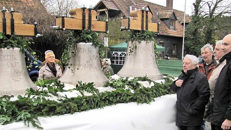 Die Gläubigen des Kirchspiels Seidmannsdorf freuen sich über die neuen Bronzeglocken für ihre "Pfarrkirche zu unserer lieben Frau". Stefan Heinrichs, Oberbürgermeister Norbert Tessmer, Reiner Dressel und Günter Lehmann (von rechts) begutachteten die Festtags-, Gebets- und Taufglocke (von rechts).  Foto: Martin Koch