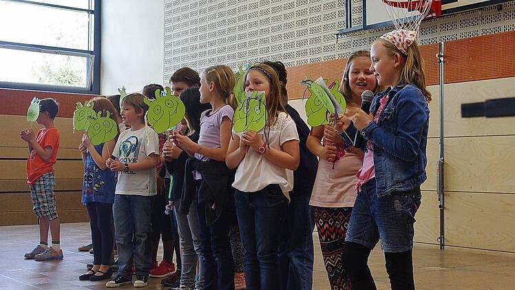 "Hilfe, die Olchis kommen", sang die Klasse 3 a. Foto: Heike Schülein