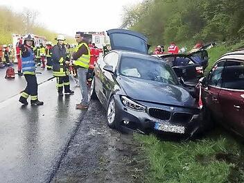 Helfer warten, während Notärzte und Rettungshelfer die Verletzten erstversorgen. Die Aufräumarbeiten nach der Massenkarambolage auf der Maintalautobahn zwischen Haßfurt und Knetzgau zogen sich bis in den späten Abend hin. Zehn Menschen wurden verletzt, zwei lebensgefährlich.