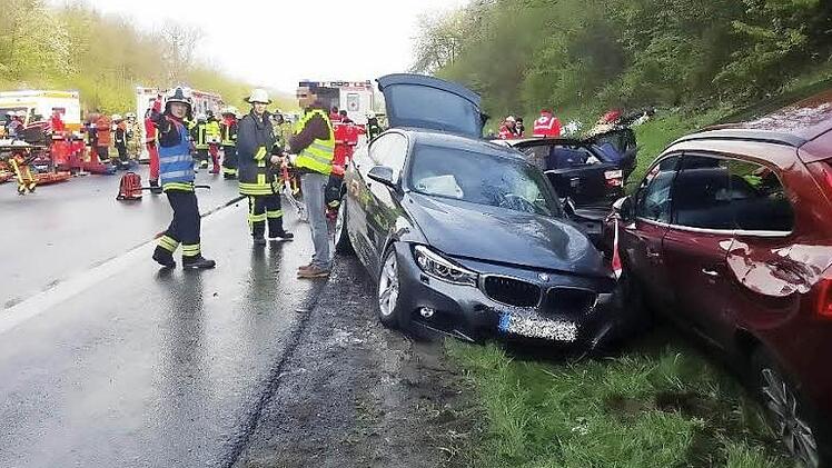 Helfer warten, während Notärzte und Rettungshelfer die Verletzten erstversorgen. Die Aufräumarbeiten nach der Massenkarambolage auf der Maintalautobahn zwischen Haßfurt und Knetzgau zogen sich bis in den späten Abend hin. Zehn Menschen wurden verletzt, zwei lebensgefährlich.