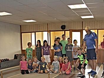 Mächtig ins Zeug legt sich der sechsjährige Moritz aus Unterpreppach als er die Kugel auf die Bahn schickt. Im Hintergrund weitere Teilnehmer des Ferienprogramms und rechts der Vorsitzende des Kegelsportclubs KSV Waldeck, Jürgen Oppelt. Foto: Helmut Will