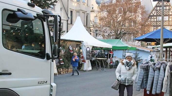 Selbst wenn sich das ein oder andere Liefer-Fahrzeug am Weihnachtsmarkt vorbei zwängt: Angst vor Anschlägen hat in Bad Kissingen niemand. Deshalb gibt es hier keine Änderungen am Sicherheitskonzept. Andere Städte haben zum Teil Gegen-Maßnahmen ergriffen. Foto: Ralf Ruppert