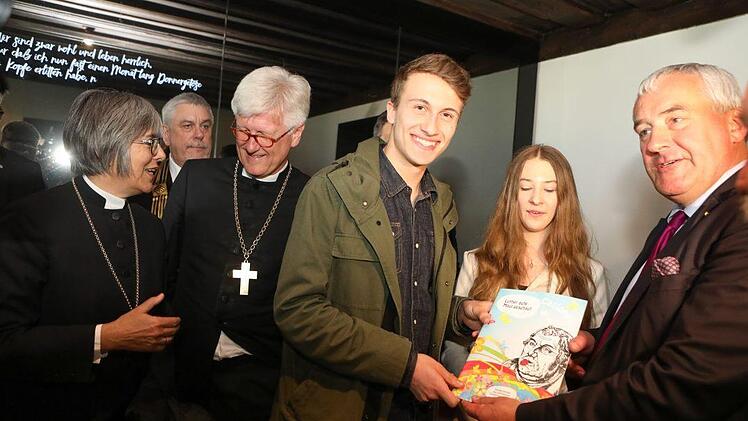 Redakteure der Schülerzeitung Casiopeia übergaben ein Exemplar an Kultusminister Ludwig Spaenle. Foto: Barbara Herbst