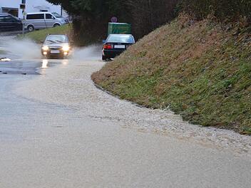 In Oberwohlsbach kann der Kanal das Wasser nicht mehr aufnehmen, die Straße wird zum Bachlauf.Rainer Lutz