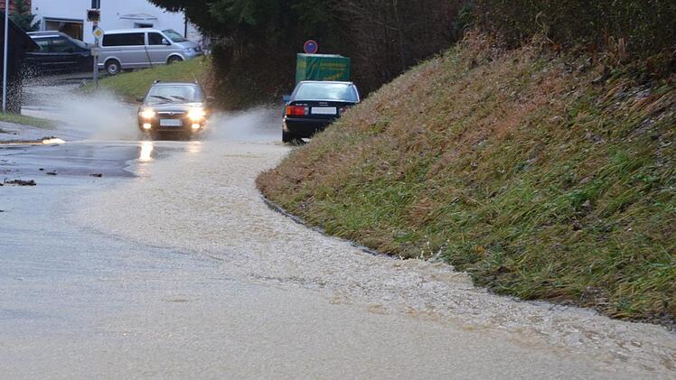 In Oberwohlsbach kann der Kanal das Wasser nicht mehr aufnehmen, die Straße wird zum Bachlauf.Rainer Lutz