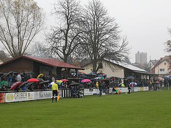 Das Wetter sollte morgen Abend deutlich besser sein, als beim Heimspiel des TSV Sonnefeld gegen den VfL Frohnlach. In der letzten Saison gewannen die Platzherren das Derby gegen die "Blau-Weißen" zu Hause mit 5:0 - morgen Abend gastiert mit dem FC Coburg ein starker Aufsteiger bei der neu formierten TSV-Elf. Foto: CT-Archiv