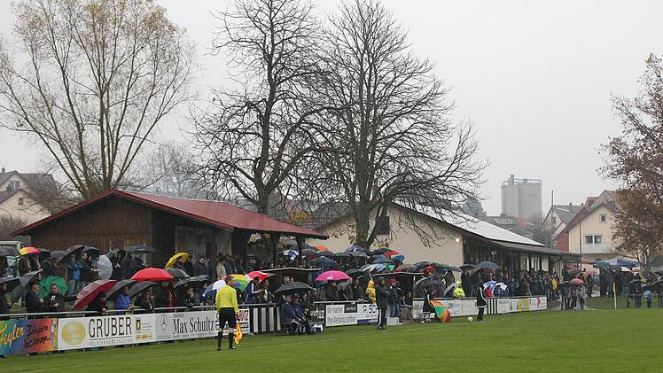 Das Wetter sollte morgen Abend deutlich besser sein, als beim Heimspiel des TSV Sonnefeld gegen den VfL Frohnlach. In der letzten Saison gewannen die Platzherren das Derby gegen die "Blau-Weißen" zu Hause mit 5:0 - morgen Abend gastiert mit dem FC Coburg ein starker Aufsteiger bei der neu formierten TSV-Elf. Foto: CT-Archiv