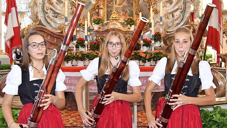 Das Fagott-Trio vor dem Gnadenaltar mit (von links): Luisa, Julia und Carina Kunert Foto: Andreas Welz