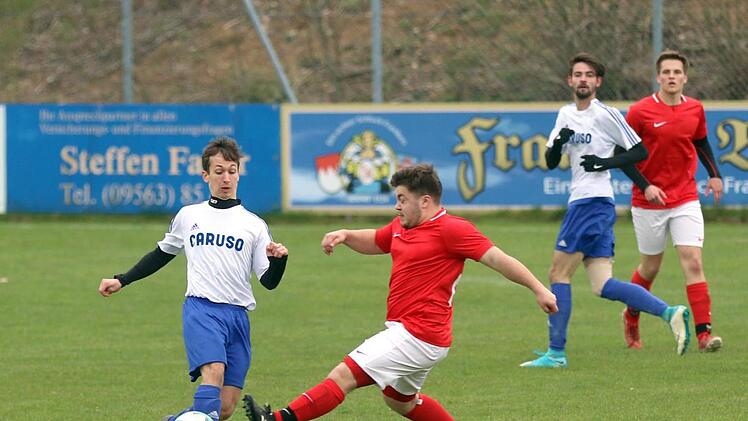 Der Gro&szlig;garnstadter Pascal Lauer (links) machte mit seinem Treffer zum 2:0 den Deckel auf den Erfolg seines Teams in Einberg.