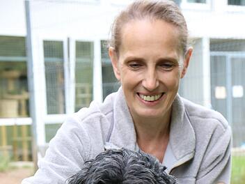 Susi Schilling (hier mit Hund Popeye) beendet nach mehr als 20 Jahren ihre Tätigkeit als Tierheimleiterin.Archiv/Jochen Nützel