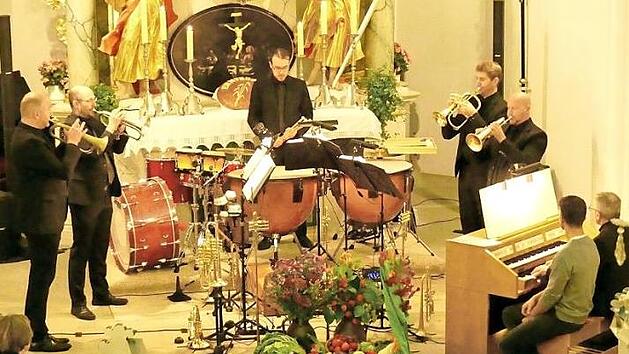 "Bavarian Brass" im Altarraum der Johanneskirche (von links): Benjamin Sebald, Dominik Ring, Christoph Günther, Florian Zeh, Volker Hemedinger und Georg Schäffner Fotos: Dieter Hübner