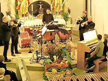 "Bavarian Brass" im Altarraum der Johanneskirche (von links): Benjamin Sebald, Dominik Ring, Christoph Günther, Florian Zeh, Volker Hemedinger und Georg Schäffner Fotos: Dieter Hübner